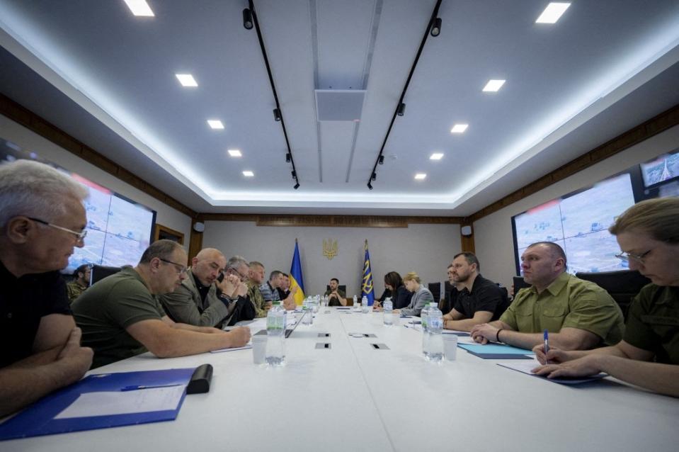 烏克蘭總統澤倫斯基（中）6日召開國安會議，討論水壩事件。路透社