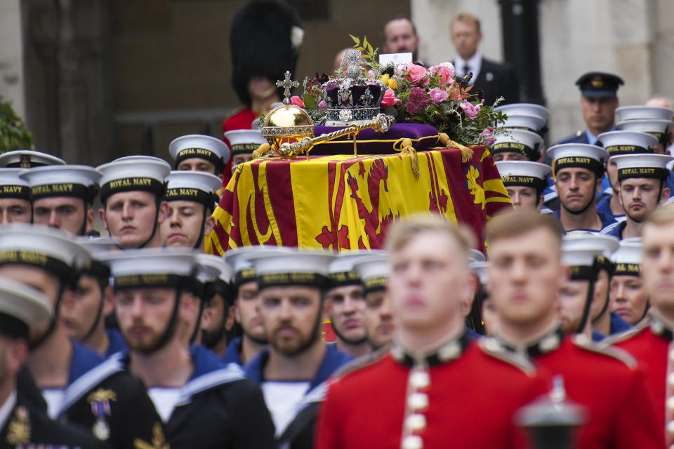 El ataúd de la reina Isabel II es colocada en un carro de armas durante su cortejo fúnebre para llegar a a su funeral en la Abadía de Westminster, en el centro de Londres, el lunes 19 de septiembre de 2022. (AP Foto/Emilio Morenatti,Pool)