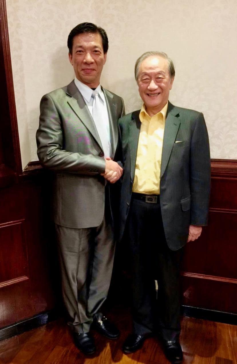 三聯集團吸金案主嫌徐少東（左）與新黨前主席郁慕明（右）合照。（讀者提供）
