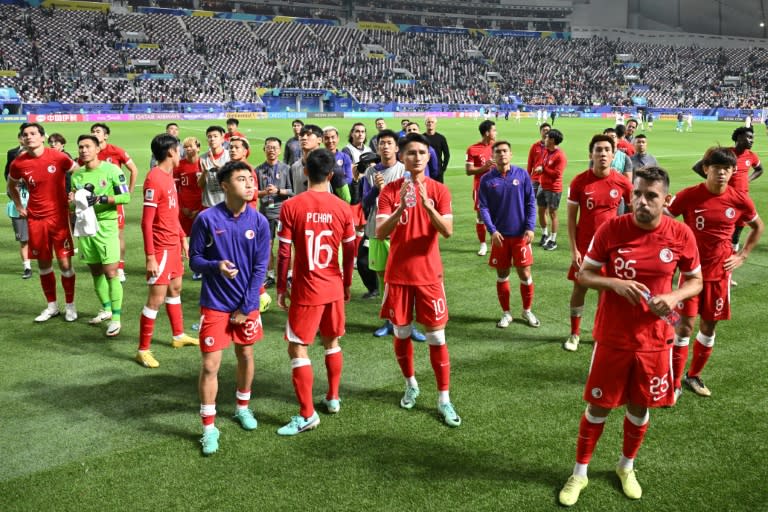 Los futbolistas de Hong Kong saludan a los espectadores tras un partido contra Irán el 19 de enero de 2024 en Doha (Héctor Retamal)