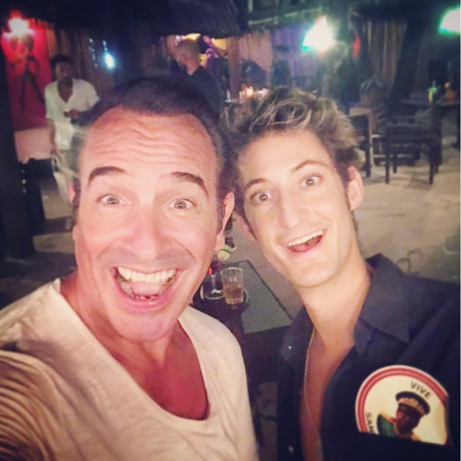 C'est avec cette photo postée sur les réseaux sociaux que Jean Dujardin et Pierre Niney ont annoncé la fin du tournage, au Kenya, du prochain <em>OSS 117</em>. "<em>La blanquette fut si bonne</em>", a commenté le jeune papa, qui incarnera un espion de la nouvelle génération aux côtés du célèbre Hubert Bonisseur de La Bath. Pour la sortie d'<em>OSS 117 : Alerte rouge en Afrique noire</em>, il faudra attendre le 3 février 2021 ! (<em>crédit Instagram @pierreniney</em>)