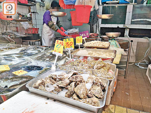 深水埗：北河街街市有檔販售賣原隻未開殼的本地生蠔。