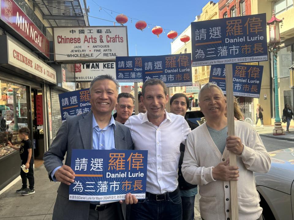 市長候選人丹尼爾羅偉8日來到華埠拜訪小商戶，他強調公共安全、乾淨的街道是一切的根本。（記者王子涵／攝影）