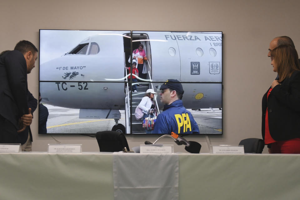 La ministra de Seguridad, Patricia Bullrich, de extrema derecha, mira un video que, según ella, muestra la expulsión por parte de Argentina de la familia del narcotraficante ecuatoriano fugitivo José Adolfo "Fito" Macías Villamar, durante una conferencia de prensa en Buenos Aires, Argentina, el viernes 19 de enero de 2024. El líder de Los Choneros desapareció de una prisión de Guayaquil unas semanas antes. (Foto AP/Gustavo Garello)