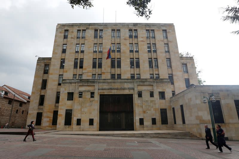 Fotro de archivo. Personas caminan frente al Ministerio de Hacienda y Crédito Público de Colombia en Bogotá