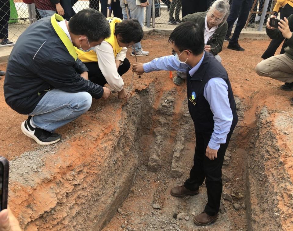 時代力量立委陳椒華現勘學甲壘球場，現場量測、採樣送驗。（記者盧萍珊攝）