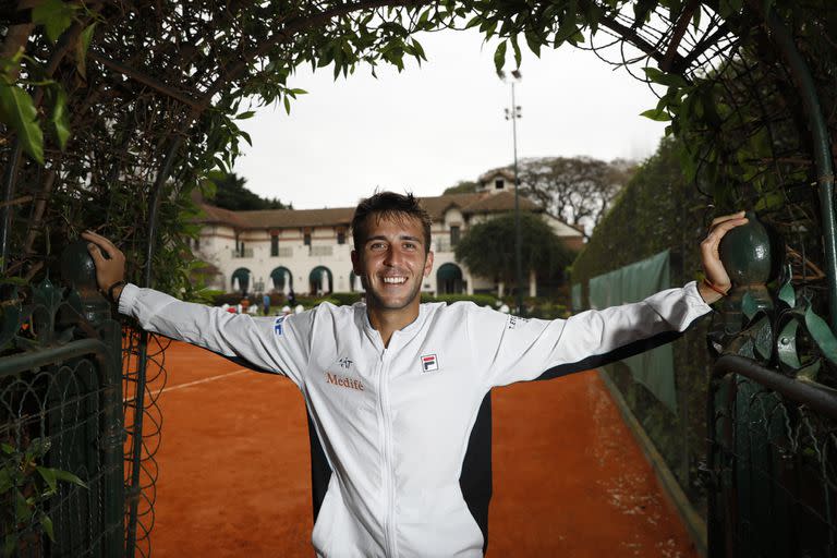 La indisimulable alegría del tenista platense Tomás Etcheverry, de 24 años y 35° del mundo, en los pasillos del BALTC, antes de debutar en el equipo argentino de Copa Davis, ante Lituania