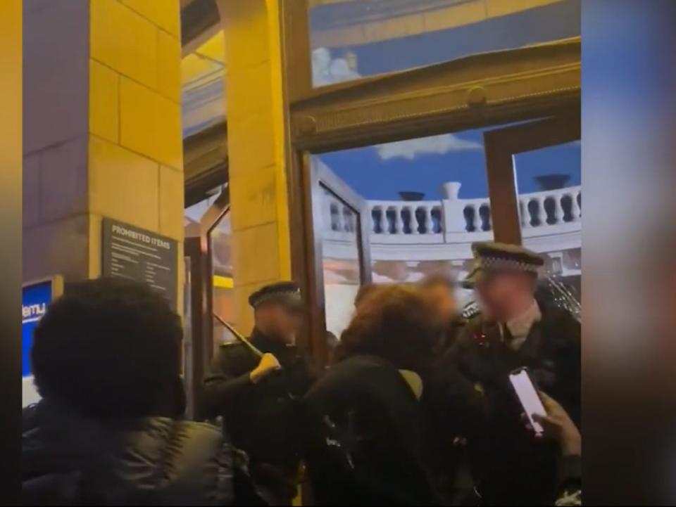 Se vio a la policía en las puertas de la Academia O2 en Brixton cuando una gran multitud intentaba entrar (@elsie_leimu / Twitter)