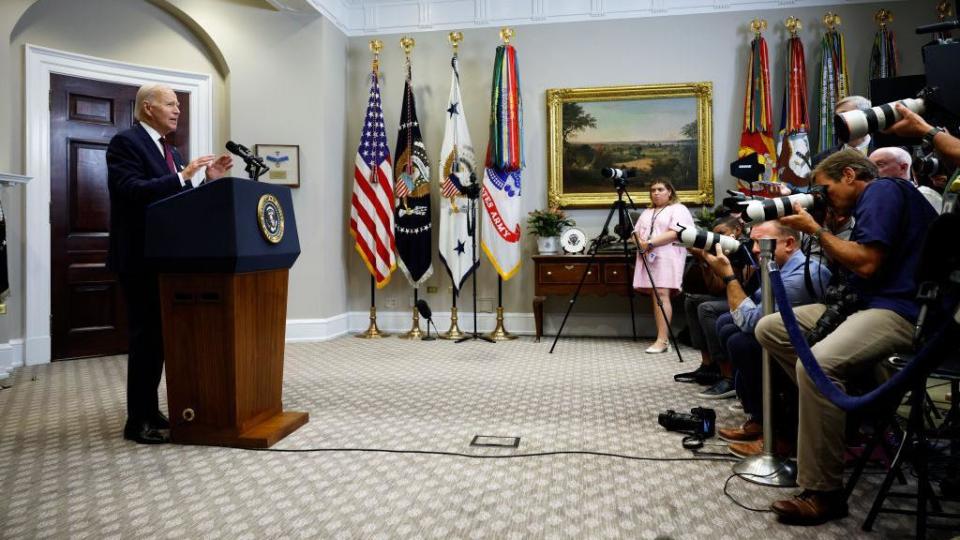 Joe Biden habla con reporteros en la Casa Blanca