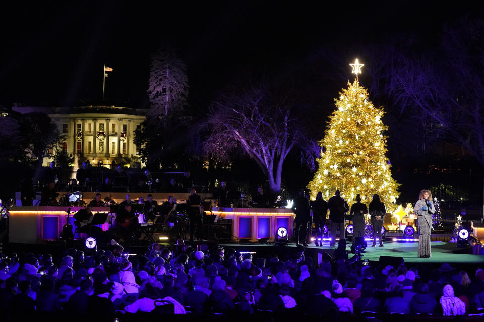 La cantante Yolanda Adams durante una interpretación después de que el presidente Joe Biden y la primera dama Jill Biden encendieran el árbol de Navidad en la Elipse, cerca de la Casa, Blanca, el miércoles 30 de noviembre de 2022, en Washington. (AP Foto/Alex Brandon)