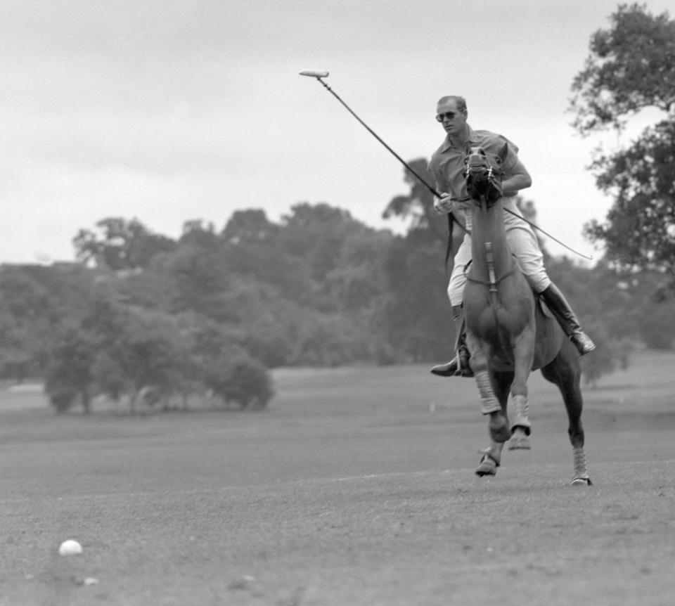 El duque de Edimburgo en el Roehampton Club, mientras jugaba para el Cowdray Park en las seminfinales de la Roehampton Cup.