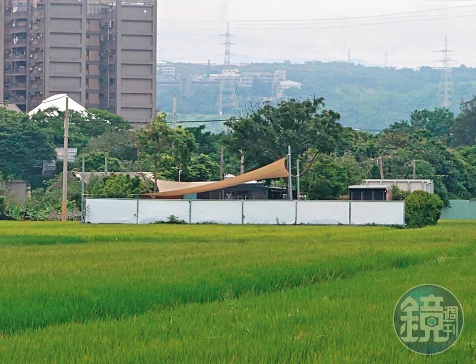 宥勝在台中清水農田中央的組合屋（圖），最近突然以大面積的帆布牆圍起來（圖）。（讀者提供）