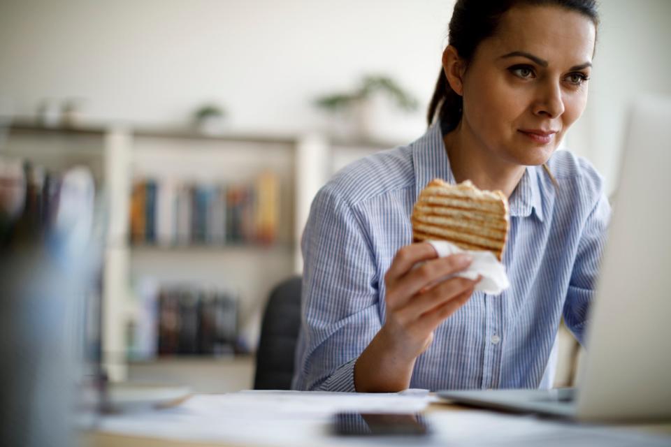 Regelmäßig das Mittagessen ausfallen zu lassen, kann mit einer niedrigeren Lebenserwartung einhergehen, zeigt jetzt eine Studie aus Iowa. - Copyright: Getty Images