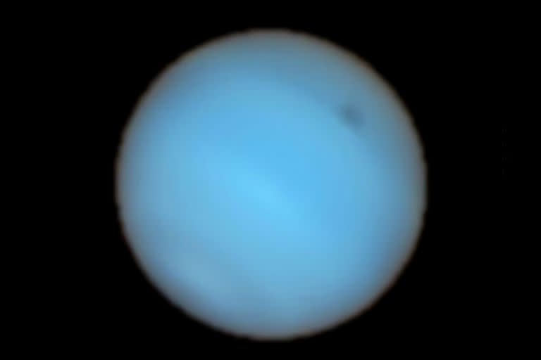 Neptuno en una imagen que combina todos los colores captados por el telescopio, con la mancha oscura en la parte superior derecha