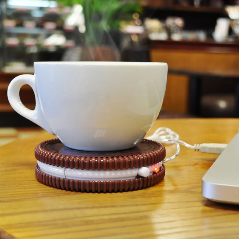 <p>Un’altra divertente idea per chi non rinuncia al caffè, ma si scorda troppo spesso la tazza vicino al pc e si ritrova la bevanda fredda. Ecco, dunque, uno scaldatazza a forma di biscotto. </p>