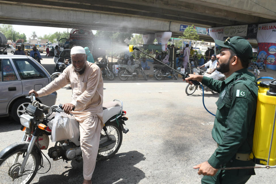 Solution for hot weather in Pakistan : spraying (Sabir Mazhar / Anadolu Agency via Getty Images)
