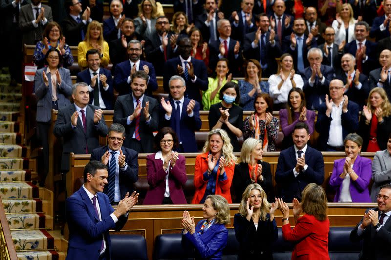 El recién reelegido presidente del Gobierno español, Pedro Sánchez, aplaude tras la votación en el debate de investidura en el Congreso de los Diputados, en Madrid, España