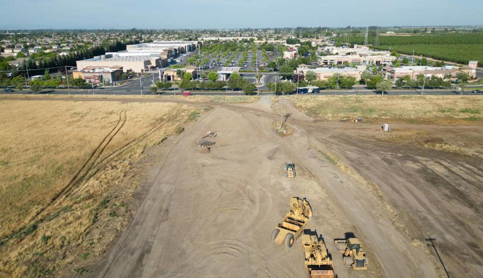 Site of new Crossroads West shopping center sits across Oakdale Road from the Crossroads center in Riverbank. Andy Alfaro/aalfaro@modbee.com