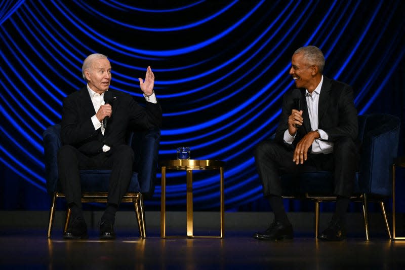 US President Joe Biden (L) speaks flanked by former US President Barack Obama onstage during a campaign fundraiser at the Peacock Theater in Los Angeles on June 15, 2024. - Photo: MANDEL NGAN/AFP (Getty Images)