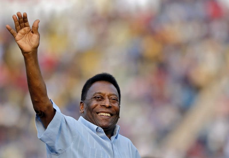 FOTO DE ARCHIVO: El legendario futbolista brasileño Pelé saluda a los espectadores antes del comienzo del partido de la sub-17 del torneo de la Copa Subroto en el estadio Ambedkar de Nueva Delhi, India, el 16 de octubre de 2015