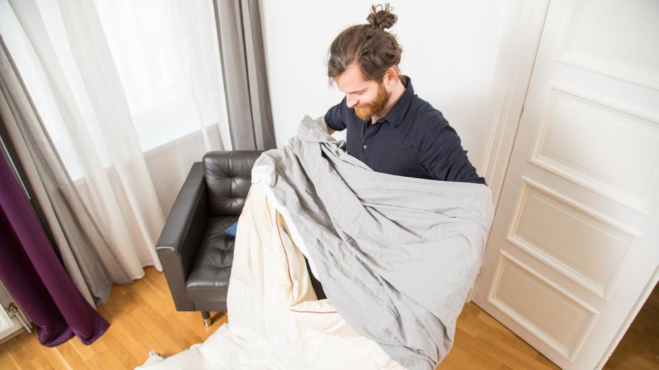 Hausstaubmilben-Allergiker sollten einmal die Woche ihr Bett frisch beziehen und die benutzte Bettwäsche bei mindestens 60 Grad Celsius waschen. Foto: Christin Klose