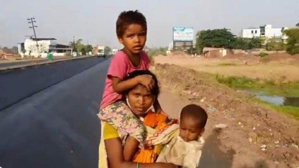 印度政府下令封鎖全境，交通運輸中斷，不少人甚至背著孩子徒步回家鄉。(圖／翻攝自推特)