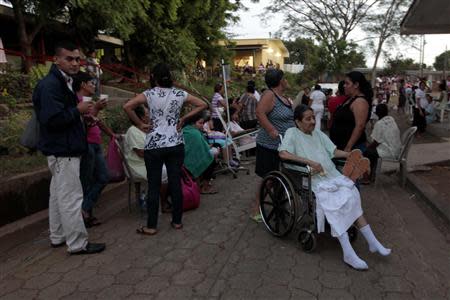 Hospital patients are evacuated in Managua, after a magnitude 6.1 earthquake shook western Nicaragua, April 10, 2014. REUTERS/Oswaldo Rivas