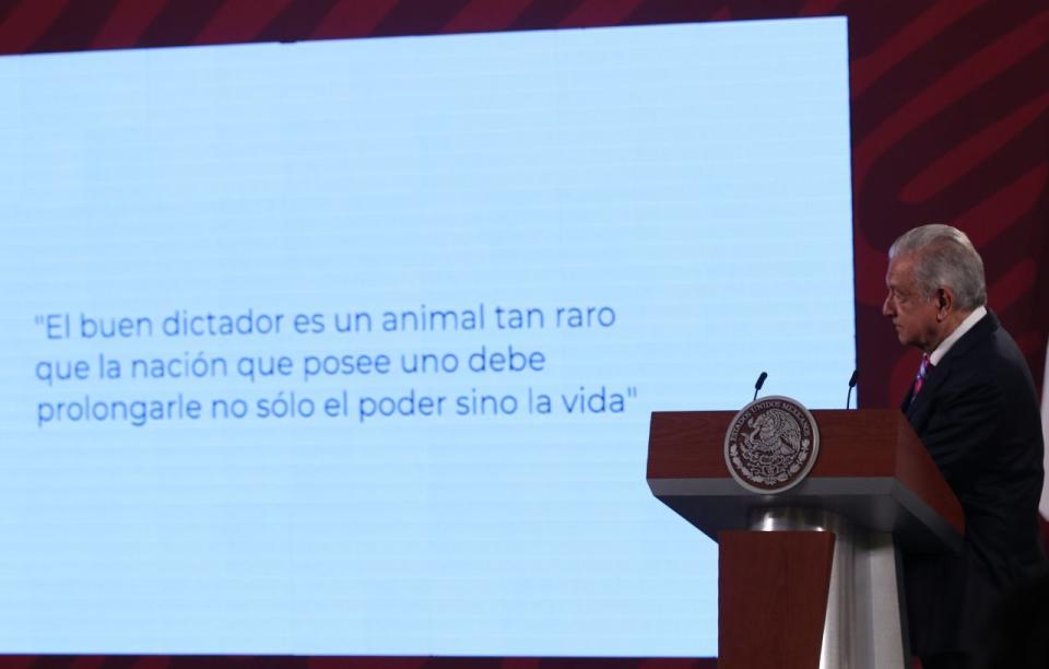 AMLO leyendo la cita de Bulnes en su conferencia diario. | FOTO: ANDREA MURCIA /CUARTOSCURO.COM