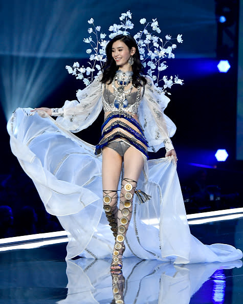 Model Ming Xi Falls During Victoria S Secret Fashion Show Shanghai