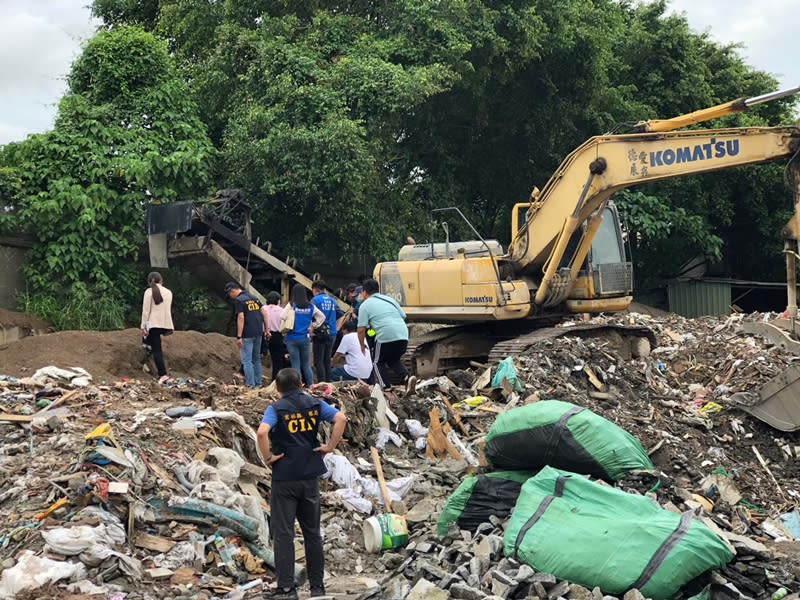 董姓、賴姓和鍾姓男子為首的非法集團將營建廢棄物傾倒在雲林縣農田、魚塭等處，有13鄉鎮受害，雲林地檢署指揮警方、環境部等單位積極溯源，全案連同清運司機、地主、仲介等共查獲57人，依法起訴。（圖／檢方提供）  