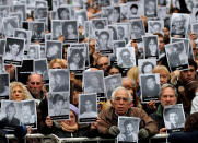 <p>Anlässlich des 24. Jahrestages des Bombenanschlags von Buenos Aires erinnern Argentinier bei einer Gedenkfeier mit Fotos der Verstorbenen an die zahlreichen Opfer. Bei einem Anschlag auf das Gebäude der Asociación Mutual Israelita Argentina (AMIA), eine Zentrale der jüdischen Gemeinde in Argentinien, wurden am 18. Juli 1994 87 Menschen getötet und über 100 Personen verletzt. (Bild: REUTERS/Marcos Brindicci) </p>