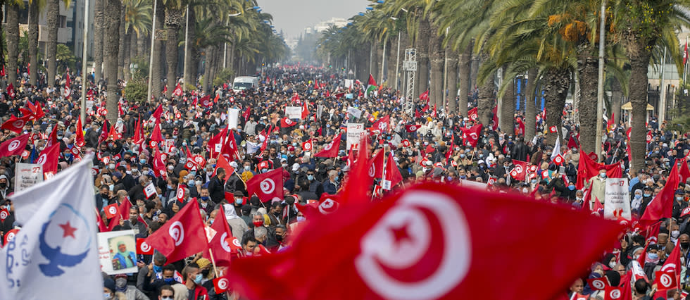 Des milliers de partisans agitent les drapeaux de la Tunisie et d'Ennahdha, lors d'une manifestation organisée par le parti islamiste d'Ennahdha sur l'avenue Mohammed V, dans la capitale, en soutien à la « légitimité » du Parlement et du gouvernement du Premier ministre Hichem Mechichi et pour protester contre le président Kaïs Saïed. 
