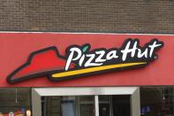 <p>In 130 Ländern kann man Pizza von Pizza Hut zu sich nehmen. Von den über 16.000 Filialen finden sich in Deutschland gerade einmal 72 Standorte. Nahezu alle Läden sind von Franchiseunternehmern geführt. (Foto: ddp) </p>