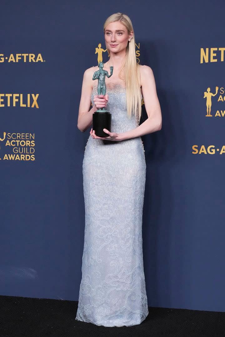 Elizabeth Debicki lució un vestido celeste hielo