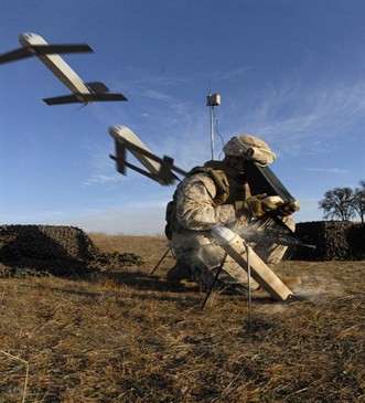 Lancement d'un drone kamikaze Switchblade 300 par un soldat américain. © US Army