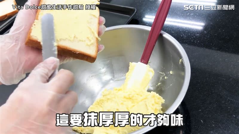 將厚片抹上奶酥餡，放入200～210度的烤箱中烤8～12分鐘。（圖／Vita Dolce甜蜜生活手作甜點 授權）