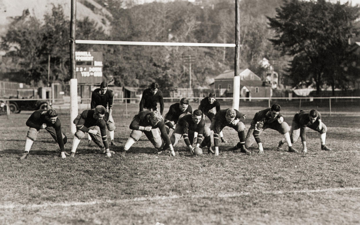 A college team practicing in 1913. (Bettman Archives/Getty Images)