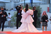 En esta imagen se puede apreciar la parte trasera del vestido, que también tiene un lazo además de una espalda con caída asimétrica. (Foto: Stephane Cardinale / Getty Images)