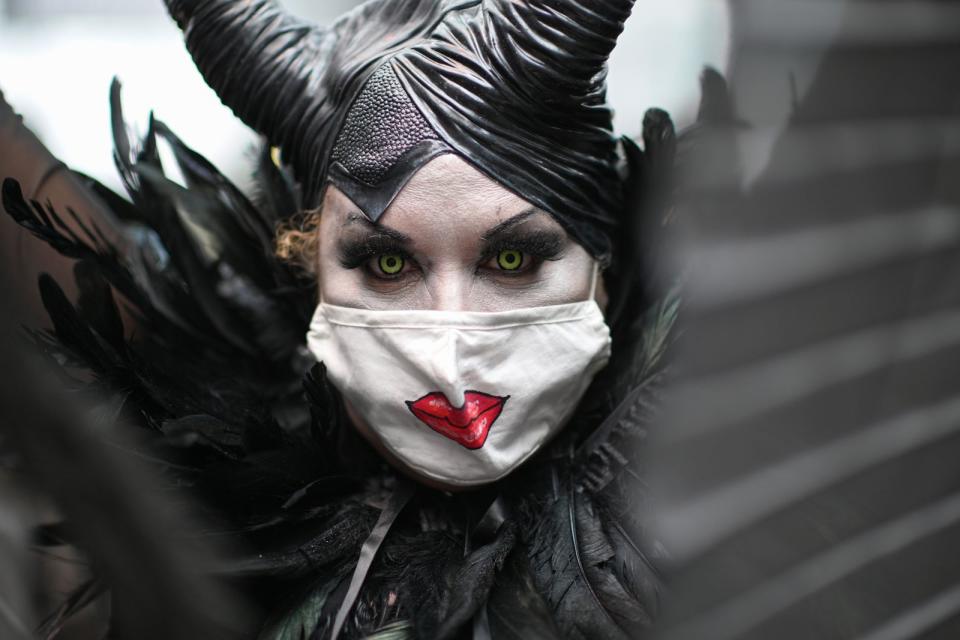 Böse Fee: Dieser Fan ahmt Maleficent nach. (Bild: 2021 Getty Images/Ilya S. Savenok)