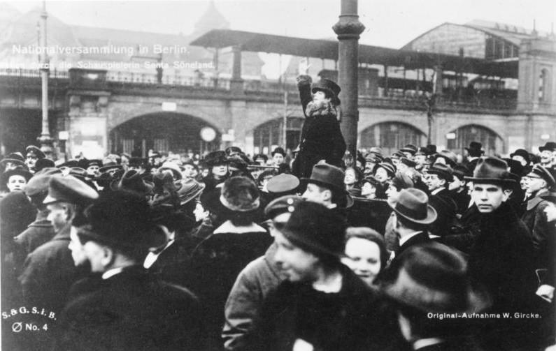 Schauspielerin Senta Söneland mobilisiert zur Wahl der Nationalversammlung am 19.1.1919 (Foto: Bundesarchiv, Bild 183-18594-0048 / Gircke, W. / CC-BY-SA 3.0)