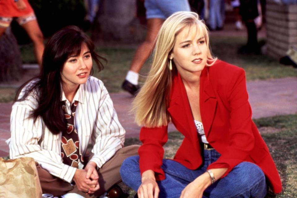 <p>Jennie Garth (Kelly en la serie) contó en su libro ‘Reflexiones de una Rubia en Hollywood’ que también se llevaba a matar con Shannen Doherty y que esta incluso una vez le subió la falda en pleno rodaje delante de todo el equipo. Tras el incidente, se retaron para pegarse en la calle, aunque finalmente no llegaron a las manos. (Foto: FOX). </p>