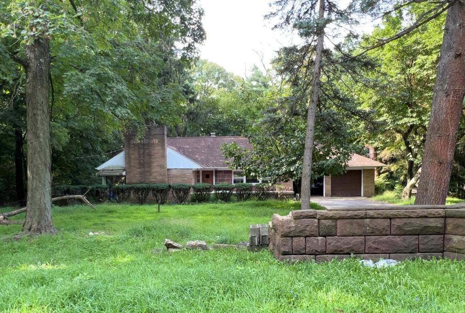 This single-family home occupies the site of the proposed self-storage facility.