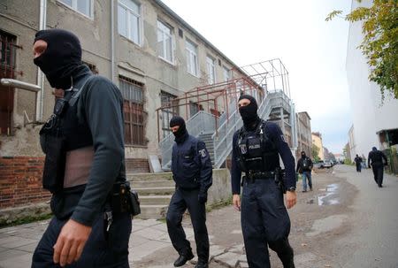 German special police members walk near a mosque association property in Berlin, Germany September 22, 2015. REUTERS/Hannibal Hanschke