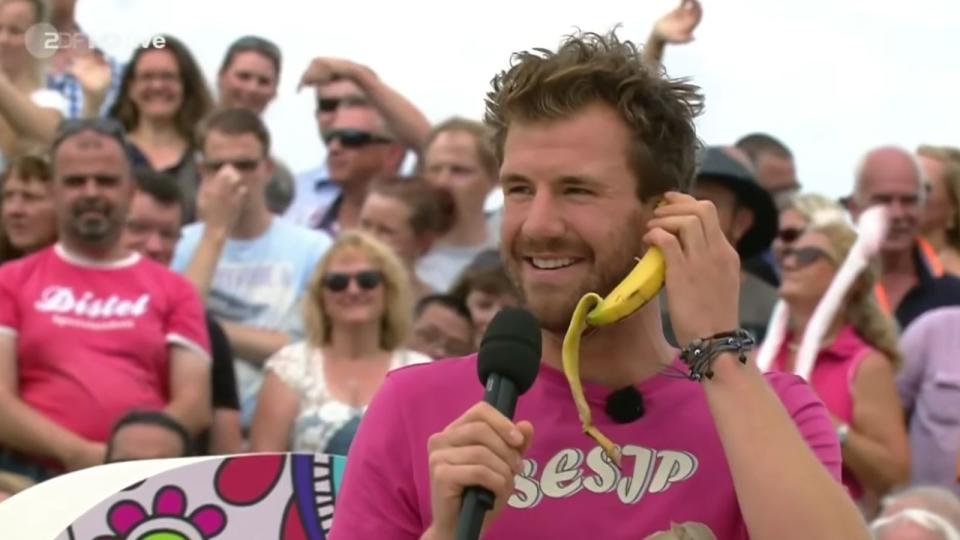 Der Mann, der am Lerchenberg mit einer Banane telefonierte: Luke Mockridge löste im ZDF-"Fernsehgarten" 2019 einen Skandal aus. (Bild: ZDF)