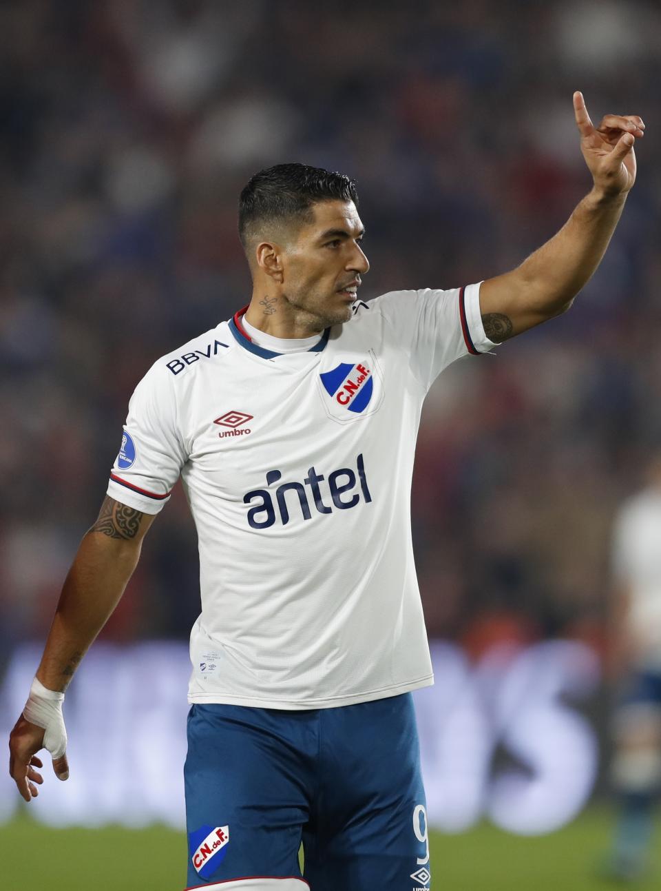 Luis Suarez of Uruguay's Nacional reacts during a Copa Sudamericana quarter-final first leg soccer match against Brazil's Goianiense at the Gran Parque Central stadium in Montevideo, Uruguay, Tuesday, Aug. 2, 2022. (AP Photo/Matilde Campodonico)