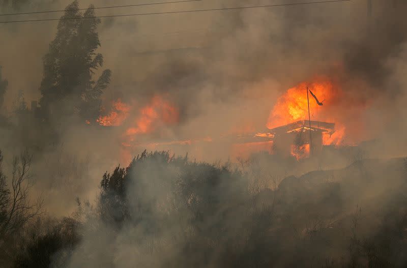 FOTO DE ARCHIVO: Casas arden en medio de la propagación de incendios forestales en Viña del Mar