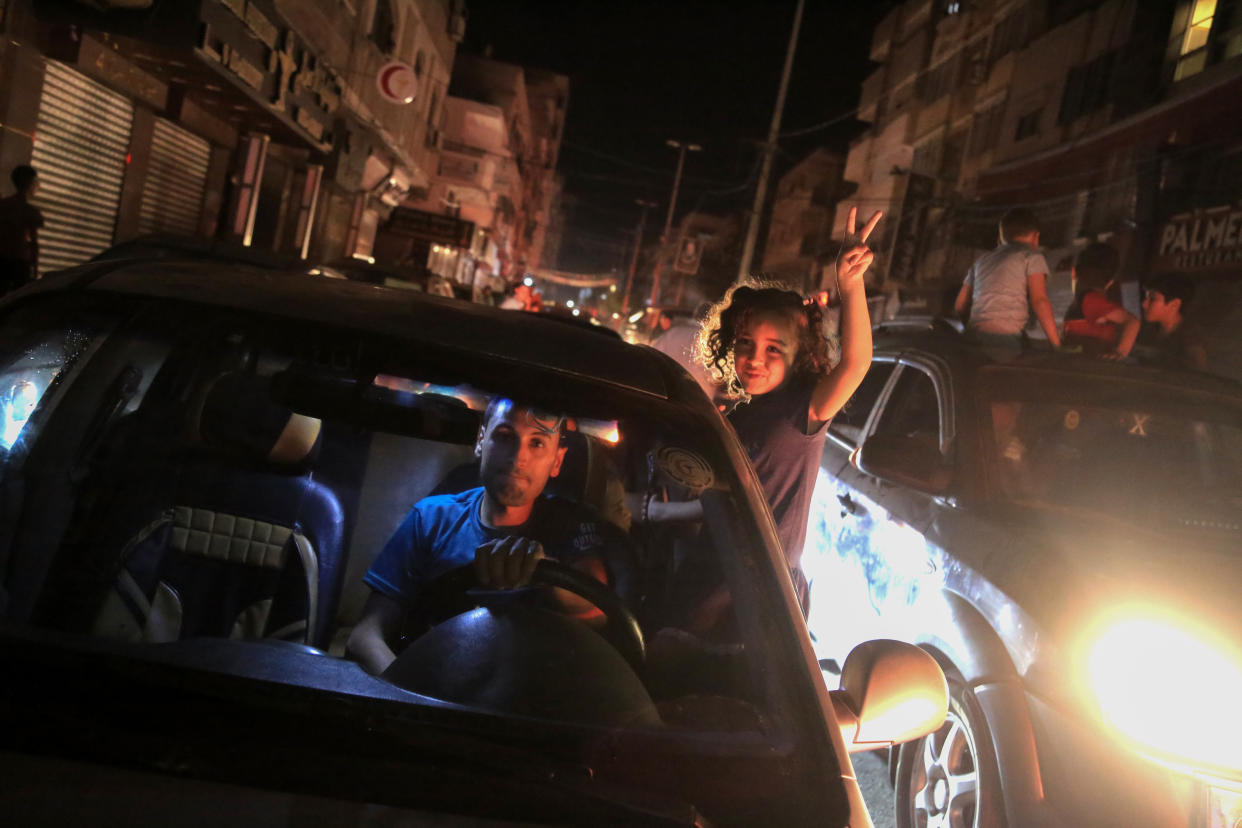 Gente celebra el cese al fuego entre Israel y la Franja de Gaza en la ciudad de Gaza, el 21 de mayo de 2021. (Samar Abu Elouf/The New York Times).