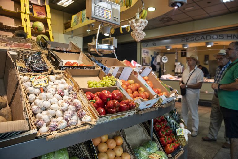 Un puesto de frutas y verduras de una feria en Sevilla. Los precios se disparan en Europa y la gente se vuelve impaciente