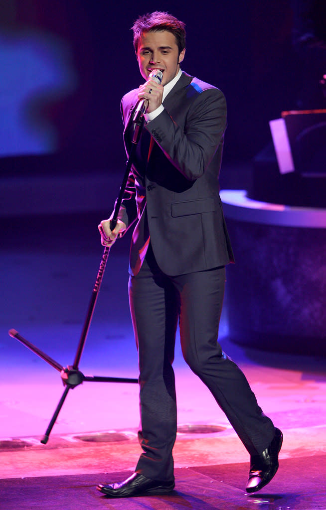 Kris Allen performs Rat Pack Standard "The Way You Look Tonight" on "American Idol."