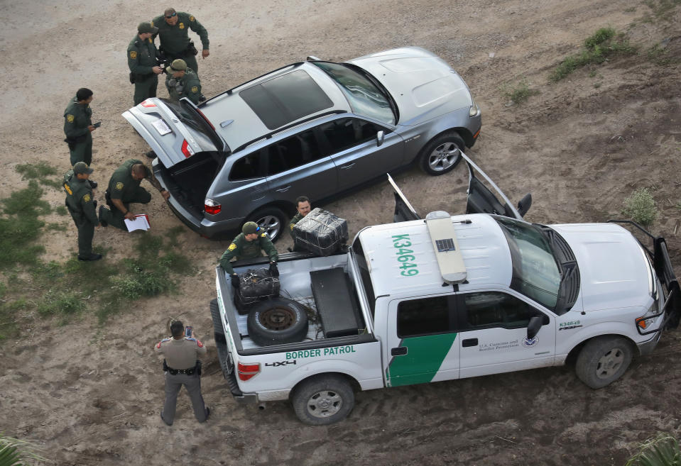 Agentes de la Patrulla Fronterizsa decomisan droga que era transportada dentro de un vehículo de México a Estados Unidos. (John Moore/Getty Images)